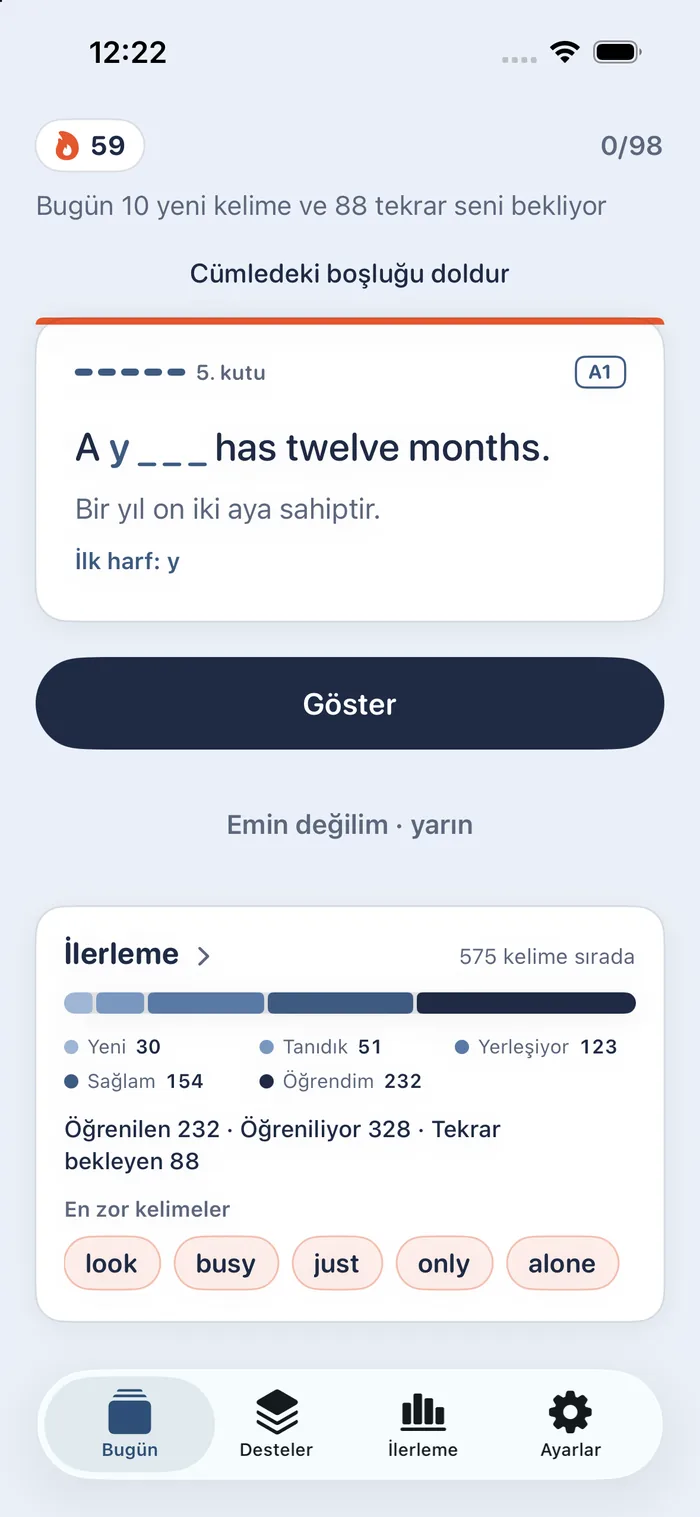 Cümlede boşluk sorusu: “Please sit s _ _ _ _ while I take your photo.” cümlesi, Türkçesi “Fotoğrafını çekerken lütfen hareketsiz otur.”, “İlk harf: s” ipucu ve Göster düğmesi.