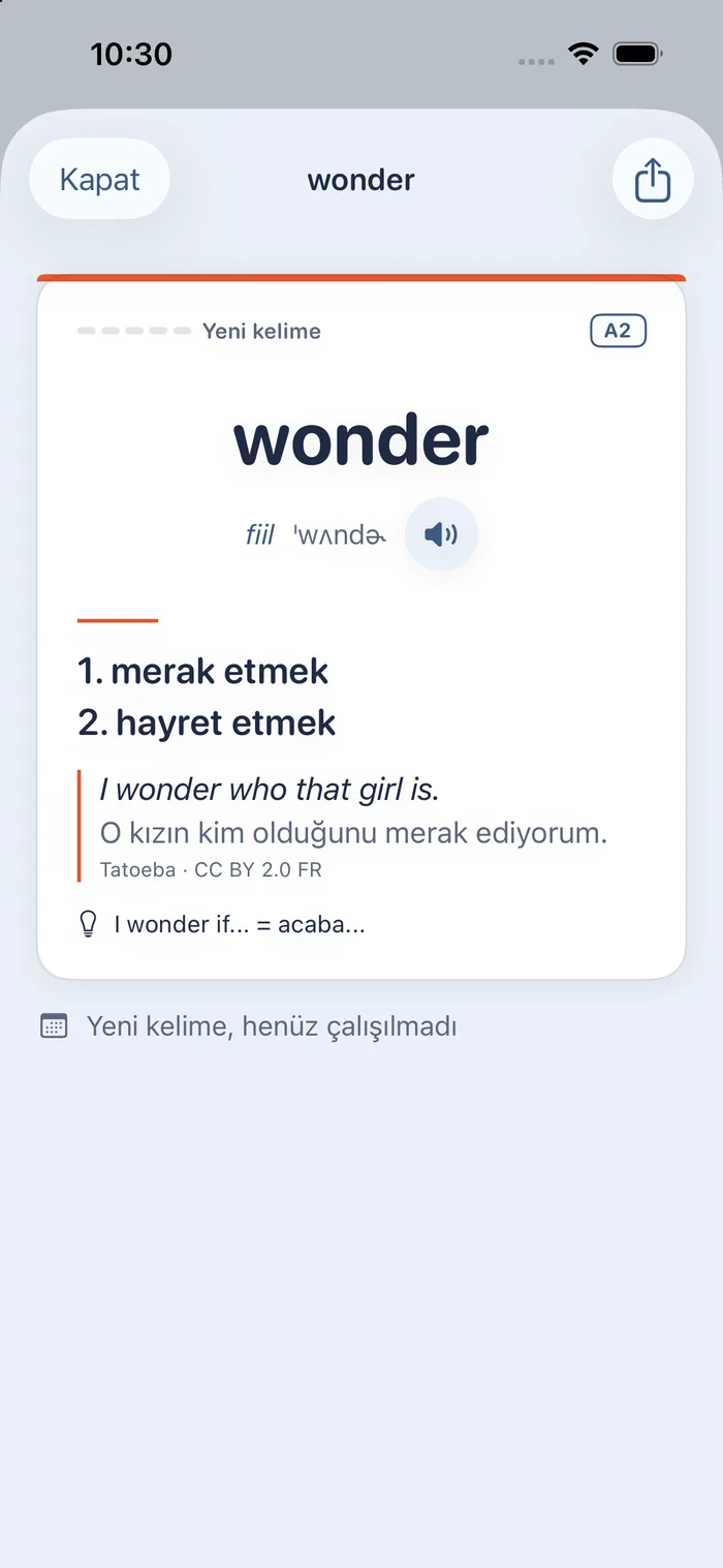 Uygulamada wonder kartı: A2, fiil; anlamları merak etmek ve hayret etmek; örnek cümle “I wonder who that girl is.” ve Türkçesi “O kızın kim olduğunu merak ediyorum.”, altında Tatoeba kaynağı.